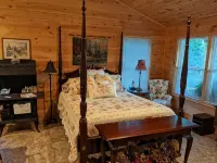 Cozy Cottage on Our Private Lake and 75 Wooded Acres - Homestays