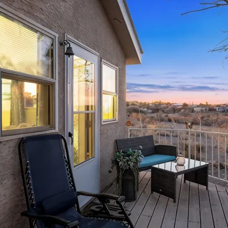 Beach Front Home, King Bed, Million Dollar Deckview, and Steps to the Beach