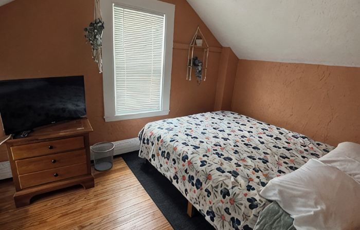 Cozy Pet Friendly House Next To Train