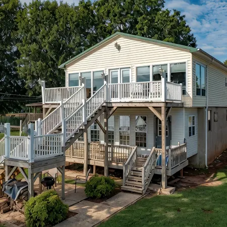 Lakefront, two bedroom, full bath. Relax, swim, kayak & fish on Lake Lookout. Hotels in Clines