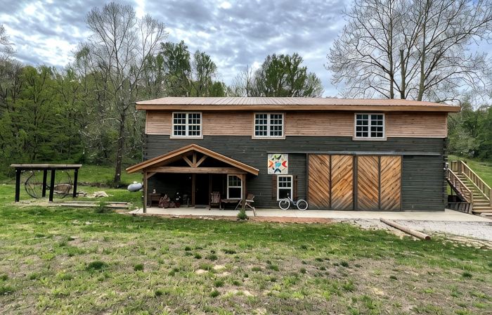 Comfortable cabin. French Lick. Close to everything. Pet friendly. WiFi. Acerage