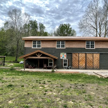 Comfortable cabin. French Lick. Close to everything. Pet friendly. WiFi. Acerage