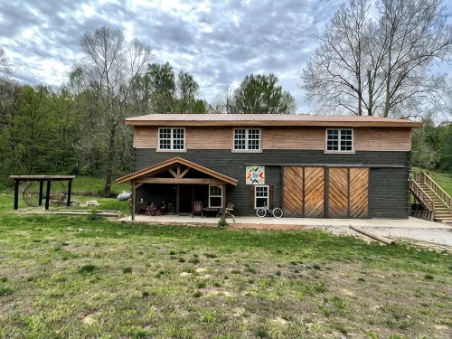 Comfortable cabin. French Lick. Close to everything. Pet friendly. WiFi. Acerage - 무료 와이파이