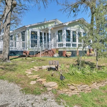 Cozy cottage with rooftop deck, fire pit, hot tub & community boat dock and cove