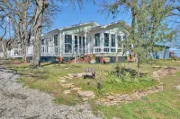 Cozy cottage with rooftop deck, fire pit, hot tub & community boat dock and cove - Wi-Fi