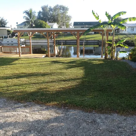Shadow's Oasis, Tropical Cozy 2/2 w/ Pool, Sundeck & Fishing in your own space!
