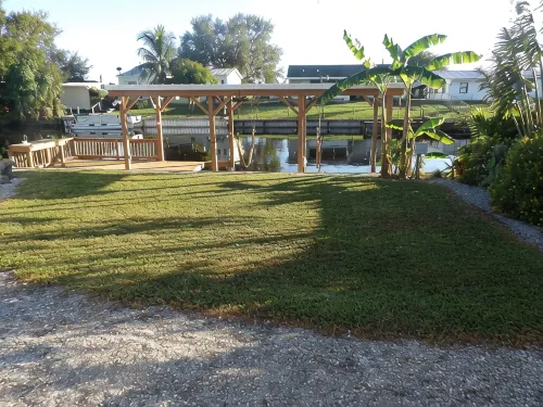 Shadow's Oasis, Tropical Cozy 2/2 w/ Pool, Sundeck & Fishing in your own space! - Pools