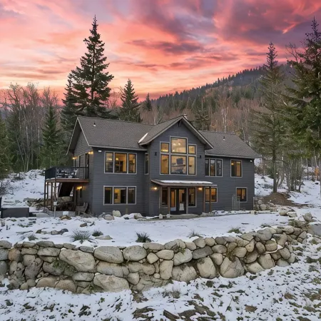 Gorgeous mountain getaway - VIEWS - HotTub - Private - Wildlife - Close to town