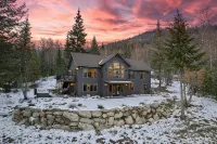 Gorgeous mountain getaway - VIEWS - HotTub - Private - Wildlife - Close to town - Lodges