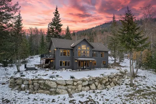 Gorgeous mountain getaway - VIEWS - HotTub - Private - Wildlife - Close to town - Stuga