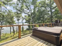 Lakefront Luxury! Direct Water Access, Spa, Fire Pit & Boat Launch-Sleeps 17 - Boutique