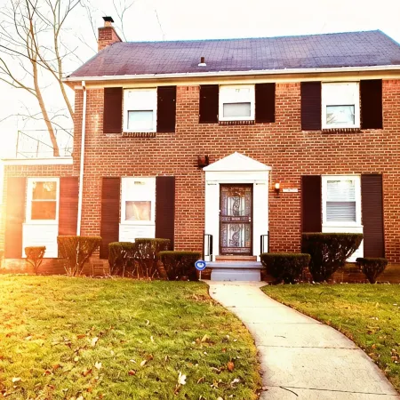 Adorable 3 bedroom with large backyard great for family fun