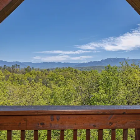 Majestic Mountain Views! Easy Road Access, Just 10Mins from Dollywood!
