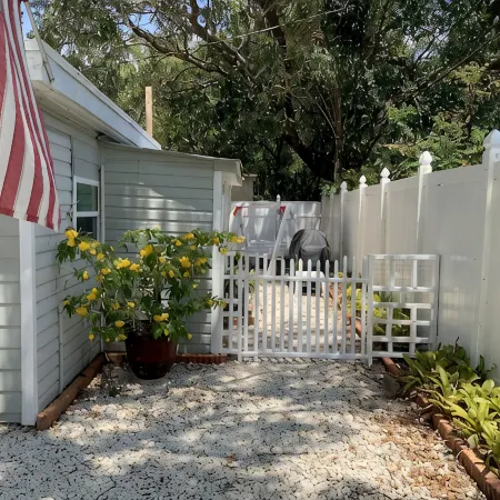 Beautiful Detached Remodeled Cottage Studio/ Downtown Palm Harbor.NON FLOOD Zone