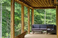 Private Cabin in the woods w/ firepit right next to Shenandoah River - 샬레 호텔