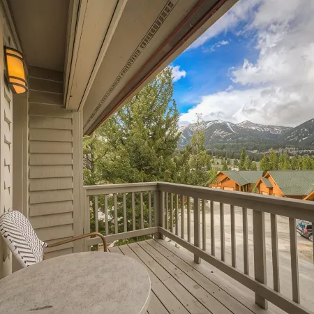 10-Minutes to Ski Resort, 2.5-Bedroom, Mountain Views, Hot Tub/Sauna