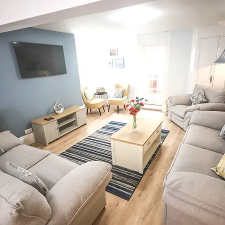 A 6 bedroom property, 2 minute walk to the sea front, beach and restaurants.