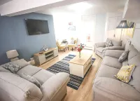 A 6 bedroom property, 2  minute walk to the sea front, beach and restaurants. - 4-Star