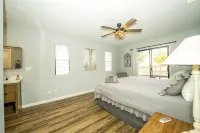 Two Adjacent Farmhouses on 4 acres. Sleeps up to 20. Pet Friendly - ห้องครัว