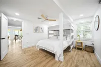 New Modern Waterfront Bungalow Retreat + Tropical Vibes + Fishing Paradise! - バルコニー