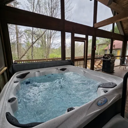 Bear Cave: Private Mountain Retreat with Views & Hot Tub