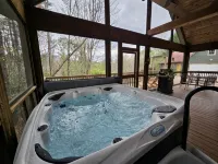 Bear Cave: Private Mountain Retreat with Views & Hot Tub - Hytter