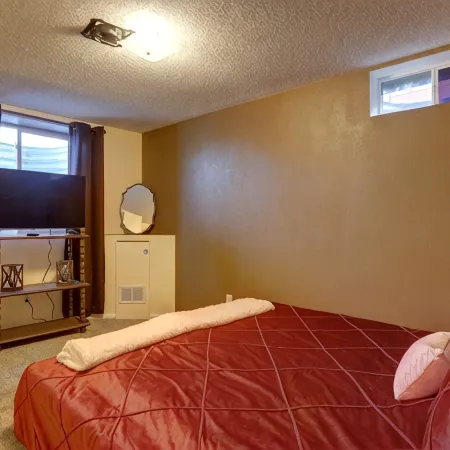 Cozy King Suite + Downtown Rapid City + Fireplace + Private Entrance