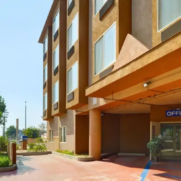 H3 Inn & Suites - LAX Airport - Los Angeles Отели рядом с достопримечательностью «Район аэропорта Лос-Анджелеса»