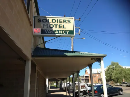 Soldiers Motel Отели в г. Малламадди