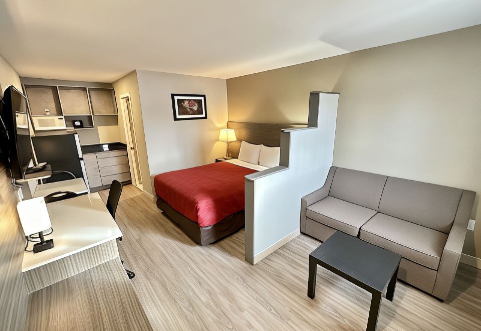 Econo Lodge Inn & Suites