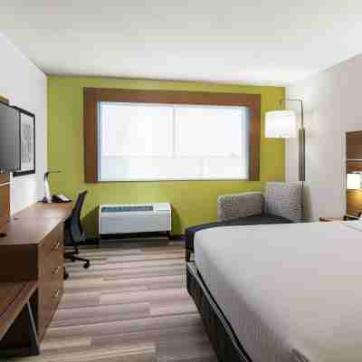 Holiday Inn Express Visalia - Sequoia Gateway Area Rooms