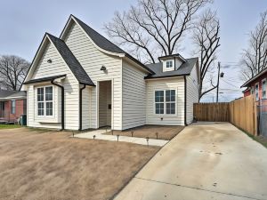 Chic Memphis Home w/ Deck ~ 2 Mi to Dtwn!