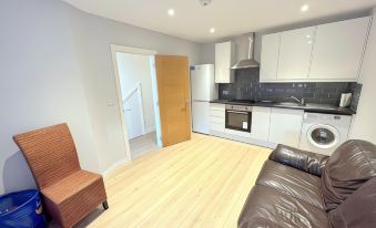2-Bedroom House in South London - Sutton