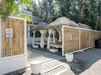 Costas De Liwa Bar & Beach Resort