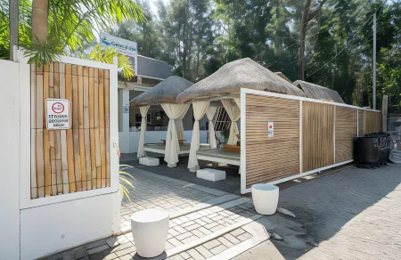 Costas De Liwa Bar & Beach Resort