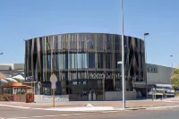 Unit Close to Airport, Hospital, Shops & Transport Hotels in Middle Swan
