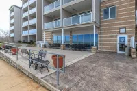 Lakefront Condo Sleeps 7-3br/2ba private beach/balcony/indoor pool  specials-ask