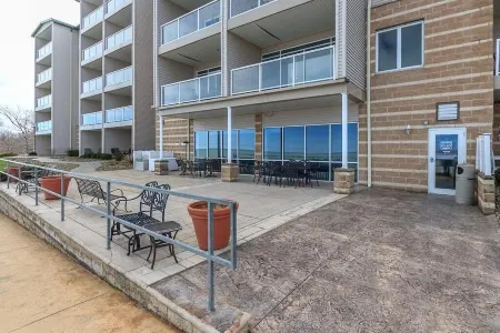 Lakefront Condo Sleeps 7-3br/2ba private beach/balcony/indoor pool  specials-ask Отели в г. Дженива-он--Лейк