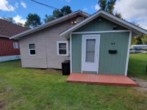 Creekside Cottage w/Lake access, Dock, Hot tub, Canoe/Kayaks