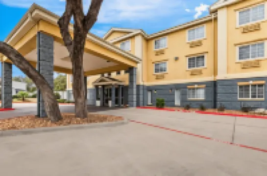 Quality Inn & Suites Airport North - Stone Oak
