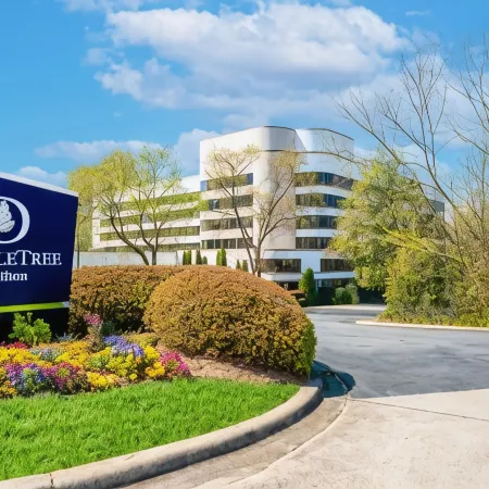 Hilton Charlotte Executive Park Отели рядом с достопримечательностью «Торговый центр SouthPark»