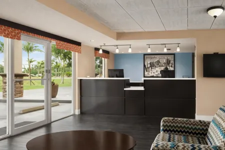 Super 8 by Wyndham Ellenton Bradenton Area