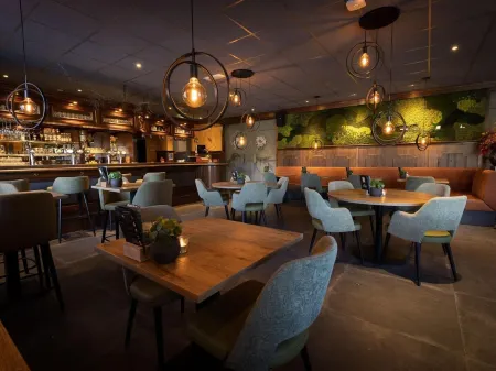 Chalet by Pond with Sauna Отели в г. Вельдховен