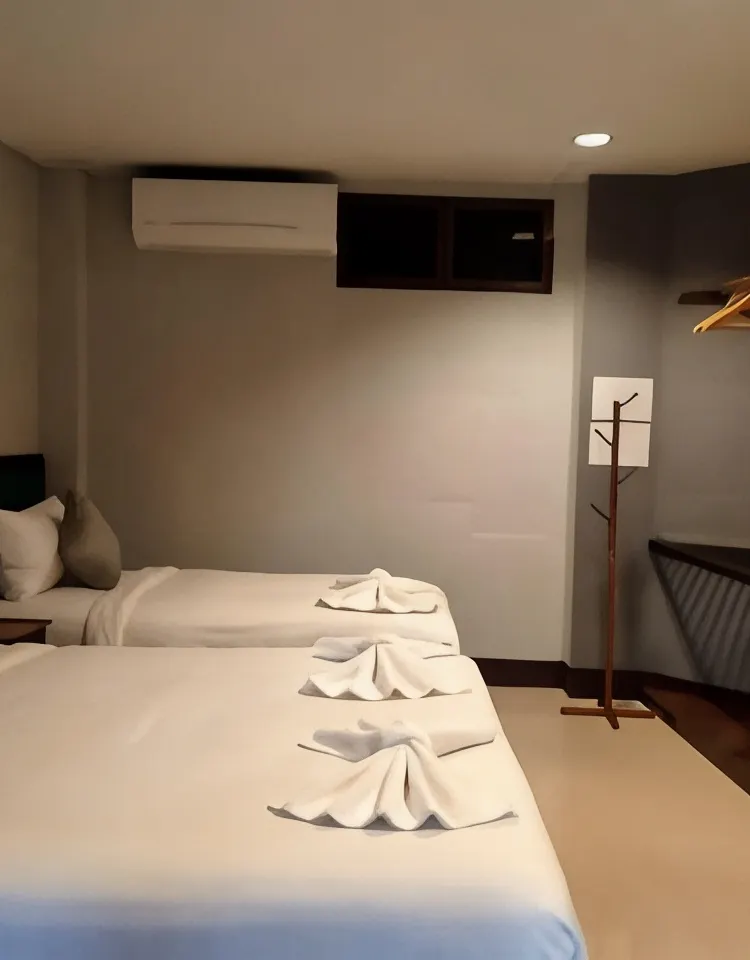 ห้องดีลักซ์สำหรับสามท่านพร้อมวิวสระว่ายน้ำ