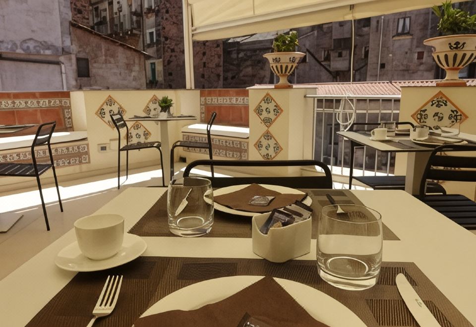 에트네아 스타일 럭셔리 룸의 테라스 조식 장소