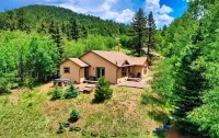 Charming 3-bedroom house with hot tub and WiFi in awesome Cripple Creek