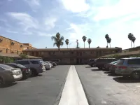 Anaheim Discovery Inn and Suites - parking