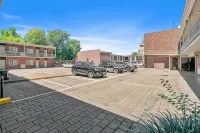 Sherbourne Terrace Hotel - parking