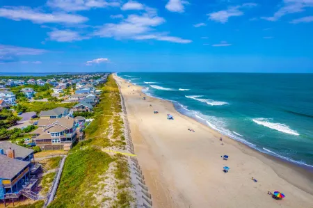 Stunning Waterfront Escape with Private Pool - Luxurious Soundside Oasis Отели рядом с достопримечательностью «Life is Good»