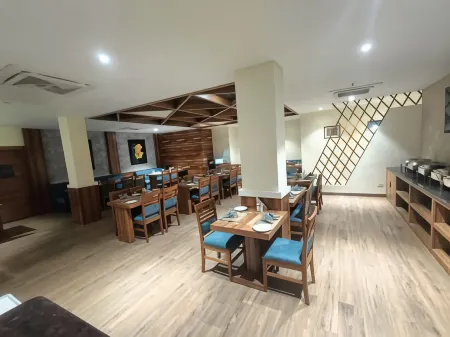 Hotel Golden Orchid Отели в г. Дибрагарх